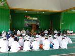 Santri-dan-sejumlah-warga-mengikuti-Tausiah-Agama-di-Pondok-Pesantren-Al-Khairaat.jpg