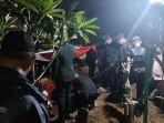 Sejumlah-personel-kepolisian-meletakkan-peti-jenazah-Brigadir-Setyo-Herlambang.jpg