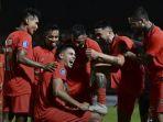 Selebrasi-pemain-Borneo-FC-usai-melibas-Persib-Bandung-di-Segiri.jpg