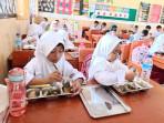 Siswa-dan-siswi-saat-menyantap-hidangan-Makan-Bergizi-Gratis-071025.jpg