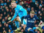 Striker-Manchester-City-duel-dengan-pemain-Chelsea-dalam-pertandingan-Liga-Inggris.jpg