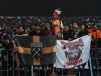 Suporter-Borneo-FC-saat-mendukung-tim-kesayangannya-di-Piala-Presiden-2022.jpg