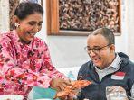 Susi-Pudjiastuti-saat-menghidangkan-seafood-kepada-Anies-Baswedan.jpg