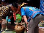 Tampak-pengunjung-mencoba-meminum-air-pengasih.jpg