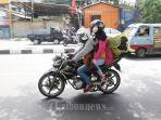 Terlihat-pemudik-menggunakan-sepeda-motor-ini-Kamis-2162018-melintas-di-Jalan-Daan-Mogot.jpg
