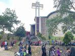 Umat-di-Gereja-Katolik-St-Gabriel-Nunukan-selesai-misa-Jumat-Agung-tjdyn.jpg