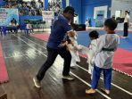 Wakil-Bupati-Malinau-bercanda-dengan-atlet-taekwondo-Malinau-srgs.jpg