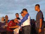 Wakil-Bupati-Malinau-menyerahkan-medali-sekaligus-menutup-turnamen-Bupati-Malinau-dth.jpg