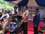 Wawan-saat-menerima-motor-hadiah-doorprize-Harhubnas-dgjn.jpg