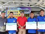Zainal-A-Paliwang-menyerahkan-simbolis-kartu-kepesertaan-JKN-di-Lapas-Kelas-IIA-Tarakan.jpg