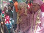 abah-sarna-dan-noni-saat-menjalni-prosesi-pernikahan-011120.jpg