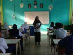 ade-putri-saat-mengajar-di-kelas-sebelum-pandemi-covid-19.jpg