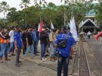 aksi-demo-serikat-buruh-sejahtera-indonesia-di-halaman-kantor-bupati-bulungan.jpg