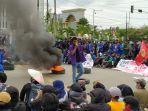 aksi-mahasiswa-dan-buruh-bakar-ban.jpg