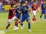 aksi-penggawa-timnas-indonesia-ricky-kambuaya-saat-berebut-bola-dengan-pemain-thailand-h.jpg