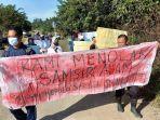 aksi-unjuk-rasa-terkait-menolak-pimpinan-kepala-sekolah-sman-1-tanjung-palas-tengah.jpg