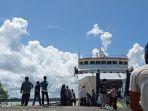aktivitas-kapal-feri-yang-tiba-di-pelabuhan-sebawang-03072021.jpg