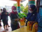 aktivitas-pembelian-minyak-goreng-subsidi-rp-14-ribu-per-liter-di-sdn-04-kelurahan-sebengkok.jpg