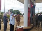 aparat-di-Tana-Tidung-saat-melakukan-sidak-SPBU.jpg
