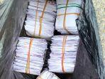 barang-bukti-berupa-kantong-plastik-hitam-berisi-amplop-uang.jpg