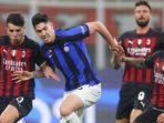 bek-inter-milan-diadang-sejumlah-pemain-ac-milan-dalam-duel-semifinal-liga-champions.jpg