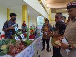 bupati-bulungan-syarwani-saat-berbincang-dengan-peserta-lomba-inovasi-teknologi-tepat-guna-dj.jpg