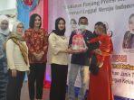 bupati-nunukan-menyerahkan-santunan-kepada-ibu-hamil.jpg