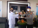 dirpolairud-polda-kaltara-kombes-pol-nyoman-budiraharja-menyerahkan-potongan-tumpeng-051020.jpg