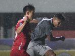 duel-pemain-borneo-fc-saat-bertandang-ke-markas-persis-solo-rhjrym.jpg