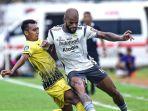 foto-aksi-penyerang-persib-david-da-silva-saat-lawan-barito-putera.jpg