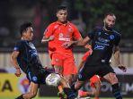foto-penyerang-borneo-fc-matheus-pato-oranye-saat-lawan-arema-fc.jpg