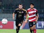 foto-penyerang-persija-jakarta-marko-simic-kiri-dikawal-bek-madura-united-facruddin-arianto.jpg