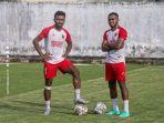 foto-yance-sayuri-dan-yakob-sayuri-kanan-di-sela-latihan-psm-makassar.jpg