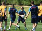 gelandang-kroasia-luka-modric-tengah-mengikuti-sesi-latihan.jpg