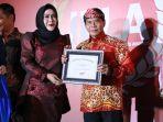 gubernur-kaltara-h-zainal-a-paliwang-menerima-penghargaan-di-ajang-ifla-2023-dthy.jpg