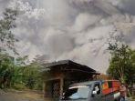 gunung-semeru-meletus-041221.jpg