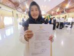 hj-supyana-ilyas-salah-seorang-guru-p3k-yang-ikut-menerima-sk-dari-wali-kota-tarakan-f.jpg