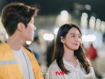 hometown-cha-cha-cha-hong-doo-sik-cemburu-yoon-hye-jin-bertemu-seorang-produser.jpg