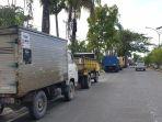 ilustrasi-sejumlah-truk-antre-masuk-spbu-jalan-sengkawit-15042022.jpg