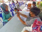 inarsih-muntina-saat-menerima-bps-dan-blt-minyak-goreng-di-kantor-pos-kota-tarakan-02-18042022.jpg
