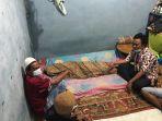 jasad-korban-berinial-a-23-saat-ditutupi-kain-batik-di-kamar-rumahnya.jpg