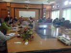 kadis-pmd-malinau-padan-impung-saat-memimpin-rapat.jpg