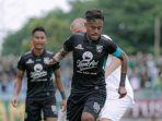 kapten-persebaya-surabaya-alwi-slamat-cetak-gol-bunuh-diri.jpg