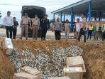kegiatan-pemusnahan-43-koli-ikan-layang-tanpa-dokumen-resmi-masuk-ke-perairan-tarakan-stn.jpg