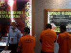 ketiga-pelaku-tertunduk-saat-digelandang-petugas-kepolisian-131020.jpg