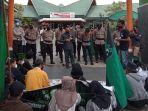 ketua-dprd-bulungan-kilat-bilung-saat-menemui-massa-aksi-dari-hmi-tanjung-selor-srhd.jpg