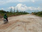 kondisi-jalan-tanah-kuning-mangkupadi-di-area-menuju-kipi.jpg