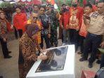 kunjungan-menteri-sosial-ri-tri-rismaharini-ke-desa-atap-nunukan-sth.jpg