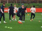latihan-para-pemain-manchester-united-dymkuf.jpg