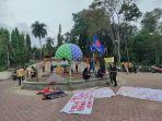 mahasiswa-dan-buruh-di-kaltim-lakukan-demonstrasi.jpg